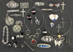 LOT VON 35 TEILEN SCHMUCK meist Silber A LOT OF 35 JEWELLERY PIECES mostly silver