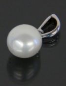 CLIPANHÄNGER MIT SÜDSEEPERLE 750/000 Weißgoold mit weißer Perle von ca.14mm. Brutto ca. 6g, L.3cm
