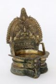 ÖLLAMPE MIT LAKSHMIMOTIV Indien Bronze. H.13,5cm AN OIL LAMP WITH LAKSHMI MOTIF India Bronze. 13.5