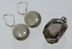 ANHÄNGER UND PAAR OHRHÄNGER Silber mit Topasen im Brioletschliff. A PENDANT AND A PAIR OF STUD