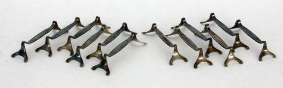 SATZ VON 12 MESSERBÄNKCHEN Versilbertes Metall. L.11cm A SET OF 12 KNIFE RESTS Silver-plated