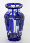 ZIERVASE Böhmen um 1900 Farbloses Glas mit kobaltblauem Überfang und geschliffenem Dekor. Mit