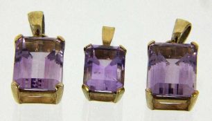 LOT VON 3 ANHÄNGERN 333/000 Gelbgold mit Amethysten. Brutto ca. 14g A LOT OF 3 PENDANTS 333/000