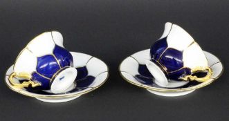 PAAR MOKKATASSEN MIT U-TELLERN Meissen 1924 - 34 Dekor in kobaltblau und gold. H.5cm.