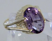 DAMENRING, 585/000 Gelbgold mit Amethyst. Gr. 58, Brutto ca. 4,6g A LADIES' RING 585/000 yellow gold