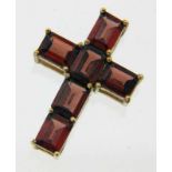 ANHÄNGERKREUZ 333/000 Gelbgold mit Granatbesatz. 35x35mm, Brutto ca. 6,3g A CROSS PENDANT 333/000