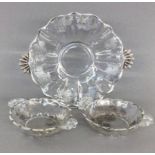 PAAR SCHALEN UND PLATTE USA um 1920 Farbloses Glas mit floralem Silber-Overlay. D. 25,5cm (Platte)