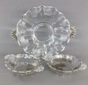PAAR SCHALEN UND PLATTE USA um 1920 Farbloses Glas mit floralem Silber-Overlay. D. 25,5cm (Platte)