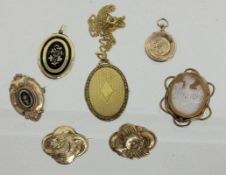 LOT 7 TEILEN ANTIKER SCHMUCK, meist vergoldet A LOT OF 7 ANTIQUE JEWELLERY PIECES , mostly gilt