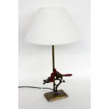 TISCHLAMPE MIT VOGELFIGUREN. Stoffschirm. H.60cm A TABLE LAMP WITH BIRD FIGURES. Fabric lampshade.