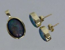 PAAR OHRSTECKER UND ANHÄNGER 585/000 Gelbgold mit Opaltriplette. Brutto ca. 7,2g A PAIR OF STUD