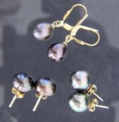 DREI PAAR OHRSCHMUCK 2 Stecker, 1 Hänger. 333/000 Gelbgold mit schwarzen Perlen. Brutto ca. 7,9g