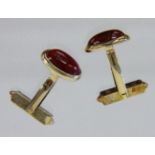 PAAR MANSCHETTENKNÖPFE, 585/000 Gelbgold mit Karneol. Brutto ca. 7,9g A PAIR OF CUFFLINKS 585/000