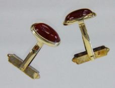 PAAR MANSCHETTENKNÖPFE, 585/000 Gelbgold mit Karneol. Brutto ca. 7,9g A PAIR OF CUFFLINKS 585/000