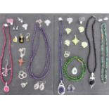 LOT VON 32 TEILEN SCHMUCK Silber, meist mit Edelsteinen A LOT OF 32 JEWELLERY PIECES Silver,