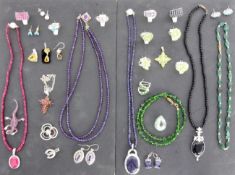 LOT VON 32 TEILEN SCHMUCK Silber, meist mit Edelsteinen A LOT OF 32 JEWELLERY PIECES Silver,