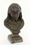 ALFRED LOUIS HABERT Paris 1824 - 1893 Frauenbüste. Patinierte Bronze auf Marmorsockel. Signiert. H.