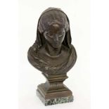 ALFRED LOUIS HABERT Paris 1824 - 1893 Frauenbüste. Patinierte Bronze auf Marmorsockel. Signiert. H.