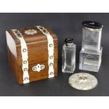 HOLZSCHATULLE MIT ACCESSOIRES A WOODEN BOX WITH ACCESSORIES