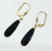 PAAR OHRHÄNGER 585/000 Gelbgold mit Onyx im Pendeloque-Schliff. L.3,5cm, Brutto ca. 2,8g A PAIR OF