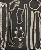 LOT VON 10 SILBERKETTEN UND ARMBÄNDER, Brutto ca. 232g A LOT OF 10 SILVER NECKLACES AND BRACELETS,