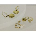 DREI PAAR OHRSTECKER 333/000 Gelbgold. Brutto ca, 4,4g THREE PAIRS OF STUD EARRINGS 333/000 yellow