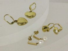 DREI PAAR OHRSTECKER 333/000 Gelbgold. Brutto ca, 4,4g THREE PAIRS OF STUD EARRINGS 333/000 yellow