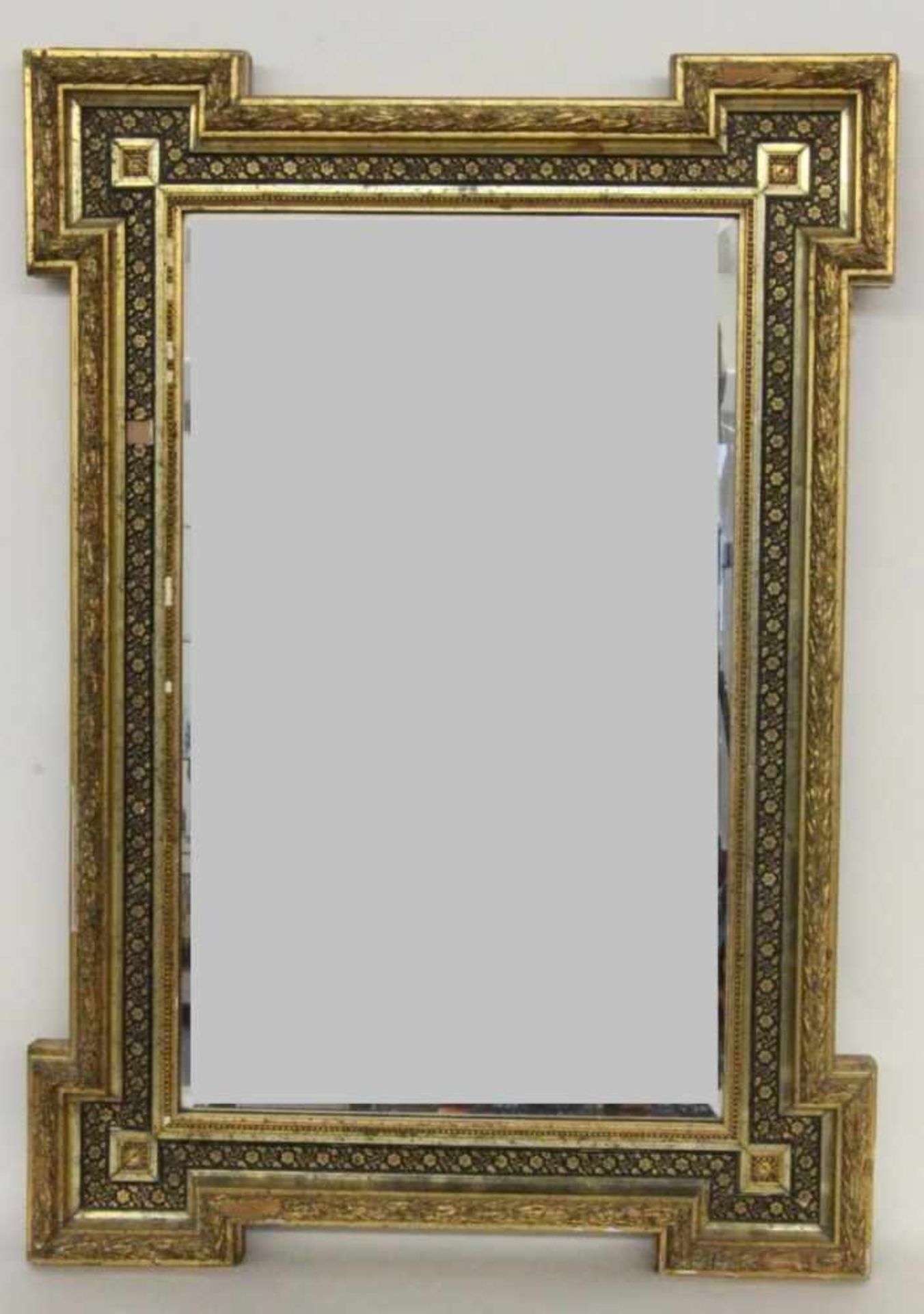WANDSPIEGEL um 1900 Rechteckform mit facettiertem Spiegelglas und vergoldetem Stuckrahmen. 90x62cm