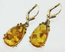 PAAR OHRHÄNGER 585/000 Gelbgold mit Bernsteintropfen. L.3,5cm, Brutto ca. 3g A PAIR OF DROP EARRINGS