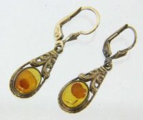 PAAR OHRHÄNGER 333/000 Gelbgold mit Bernsteintropfen. L.3,5cm, Brutto ca. 3,4g A PAIR OF DROP