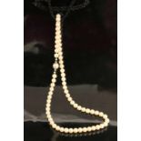 PERLENKETTE Magnetschließe 925/000 Silber. L.42cm A PEARL NECKLACE magnetic clasp 925/000 silver. 42