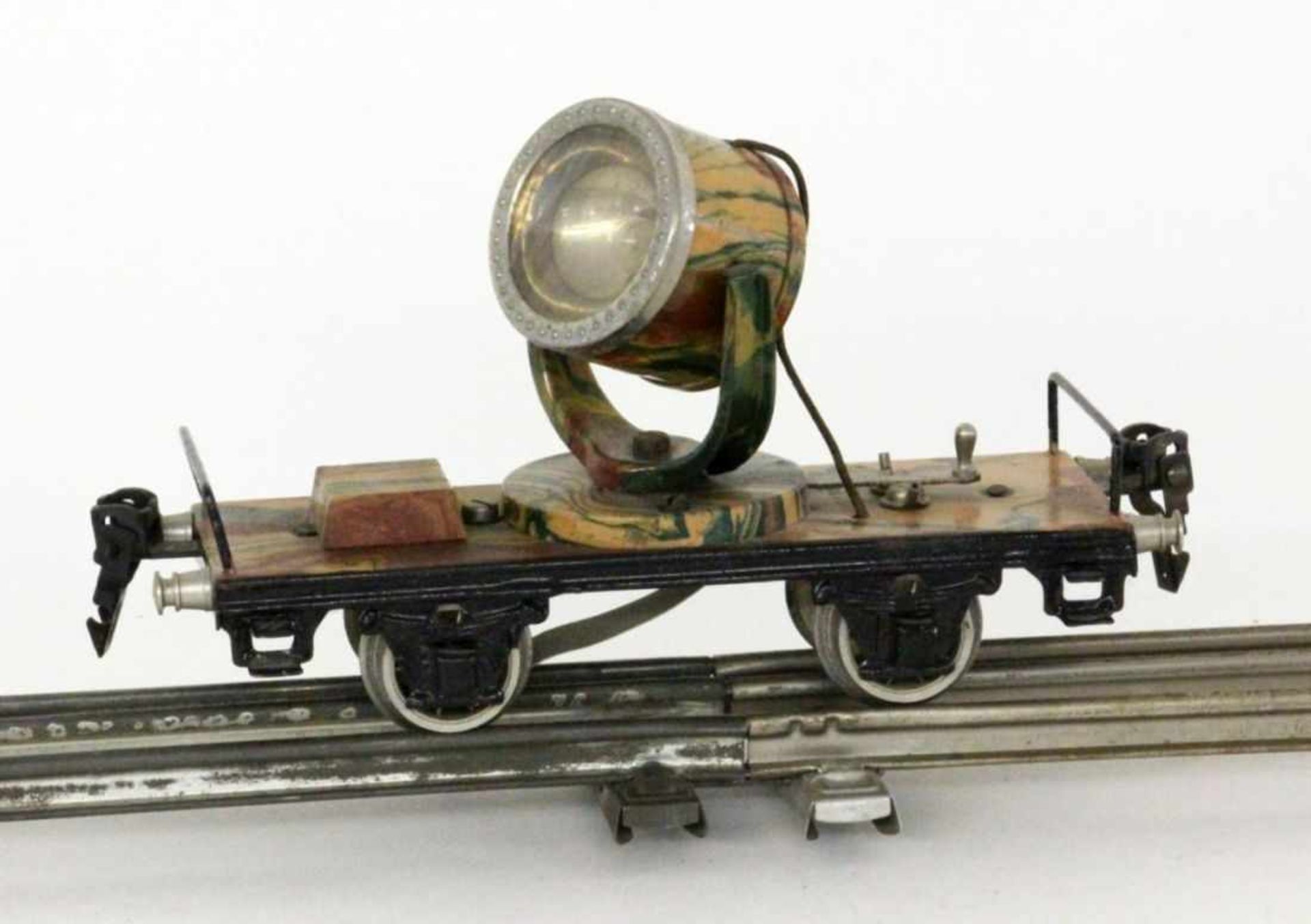 MÄRKLIN SCHWEINWERFERWAGEN 1930er Jahre In Tarnfarbe lackiert. Spur 0, elektrisch. A MARKLIN