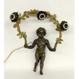 WANDLAMPE MIT PUTTO Frankreich, 19.Jh. Bronze, braun patiniert. In den Händen vergoldeter Rosenkranz