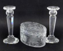 KEKSDOSE und PAAR LEUCHTER Kristallglas. L.20cm, H.22cm A BISCUIT TIN AND A PAIR OF CANDLESTICKS