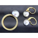 PAAR OHRHÄNGER UND RING 585/000 Gelbgold mit Perlen von ca. 7-9mm. Brutto ca. 9g A PAIR OF