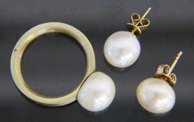 PAAR OHRSTECKER UND RING 585/000 Gelbgold mit Perlen von ca. 8 - 9mm. Ringgröße 56. Brutto ca.9,8g A