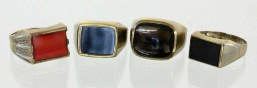 LOT VON VIER HERRENRINGEN 333/000 Gelbgold mit Onyx und Karneol. Brutto ca. 20,6g A LOT OF FOUR