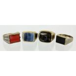 LOT VON VIER HERRENRINGEN 333/000 Gelbgold mit Onyx und Karneol. Brutto ca. 20,6g A LOT OF FOUR