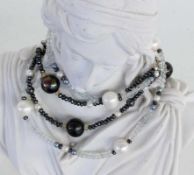 ZWEI HALSKETTEN mit schwarzen und weißen Perlen von ca. 10-11mm, Hämathit-, bzw. Aquamarinkugeln.