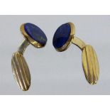 PAAR MANSCHETTENKNÖPFE, 333/000 Gelbgold mit Lapislazuli. Brutto ca. 6,8g A PAIR OF CUFFLINKS 333/