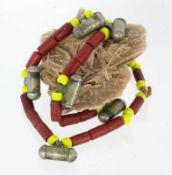 HALSKETTE mit rotem Stein, Glaskugeln und Metallelementen. L.64cm A NECKLACE with red stone, glass