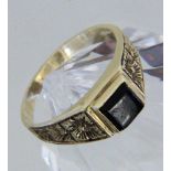 ANTIKER RING MIT ONYX 585/000 Gelbgold, Gr. 60. Brutto ca. 3,7g AN ANTIQUE RING WITH ONYX 585/000