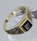 ANTIKER RING MIT ONYX 585/000 Gelbgold, Gr. 60. Brutto ca. 3,7g AN ANTIQUE RING WITH ONYX 585/000