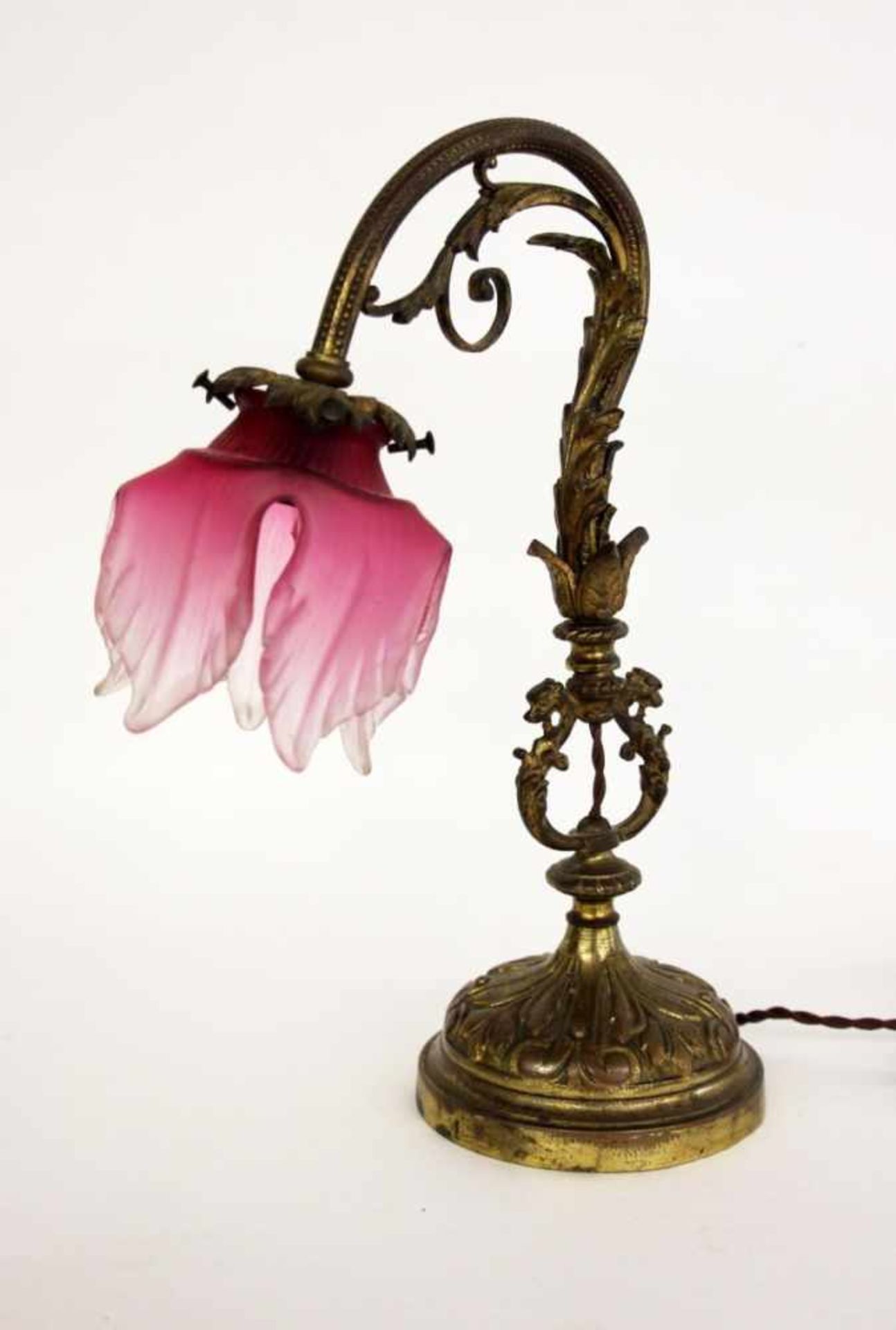 TISCHLAMPE Frankreich um 1910 Bronzegestell mit Lampenschirm aus rosa verlaufendem Glas. H.37cm A