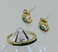 DAMENRING UND PAAR OHRSTECKER 585/000 Gelbgold mit Smaragdbesatz. Gr. 56, Brutto ca. 3,7g A LADIES