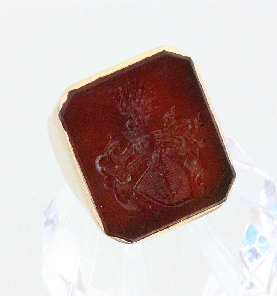 SIEGELRING 585/000 Gelbgold mit graviertem Wappen in Karneol. Gr. 50, Brutto ca. 16,65g A SEAL