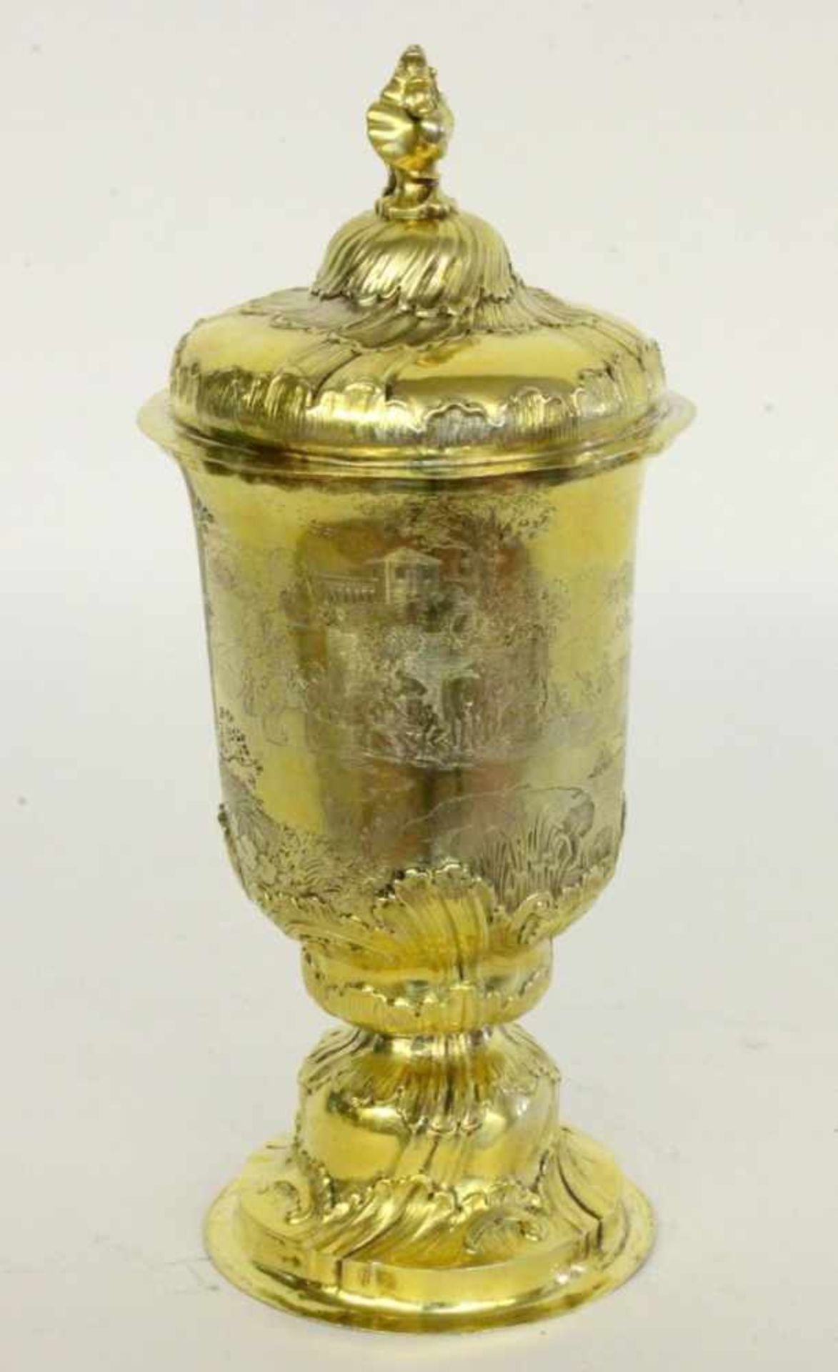 LOUIS XV DECKELPOKAL Paris um 1770 Silber vergoldet. Rokokoform mit gravierten höfischen