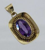 ANHÄNGER, 585/000 Gelbgold mit Amethyst. L.34cm, Brutto ca. 10,2g A PENDANT 585/000 yellow gold with