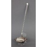 SCHÖPFKELLE Christofle, Paris um 1900 Versilbertes Metall. Gemarkt: Christofle. L.32cm A LADLE