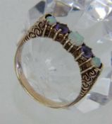 BANDRING 333/000 Rotgold mit Opalen und Amethyst. Um 1900. Gr. 60, Brutto ca. 3,3g A BAND RING 333/